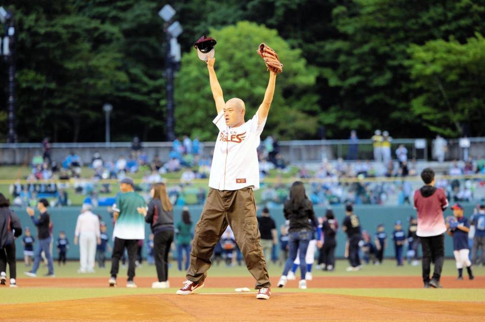 　始球式を行ったあばれる君（楽天野球団提供）