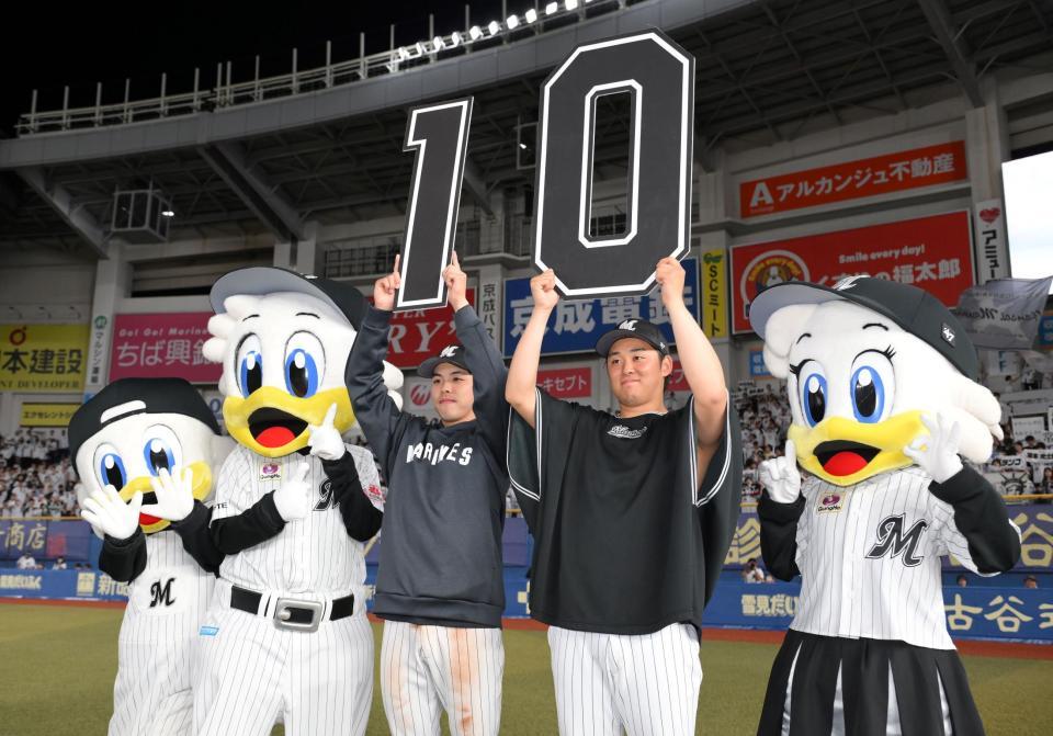 　１９年ぶりの１０連勝をファンとともに喜ぶ小川（中央左）と鈴木＝撮影・伊藤笙子