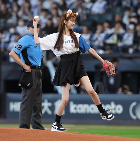 【写真】揺れるしっぽがとってもキュート！ふわりスカート27歳女優が激カワ始球式