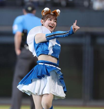 　きつねダンスを踊るファイターズガールの橋本莉々花さん（撮影・中島達哉）