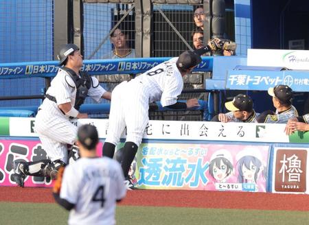 　延長１１回、熊谷の邪飛を捕球する中村奨（撮影・西岡正）