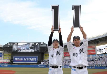 　連日のサヨナラで１１連勝に貢献した友杉（左）と愛斗（撮影・伊藤笙子）