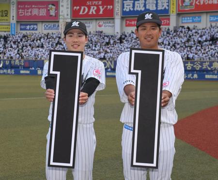 　連日のサヨナラで１１連勝に貢献した友杉（左）と愛斗（撮影・伊藤笙子）