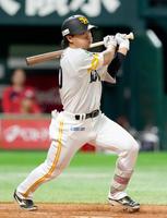 　４回、佐藤直が右前打を放つ