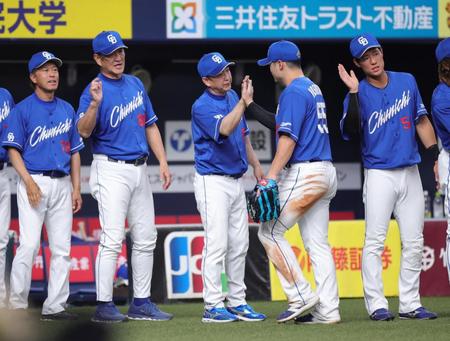 　オリックスに逆転勝ちし、ナインを迎える立浪監督（中央）＝撮影・坂部計介