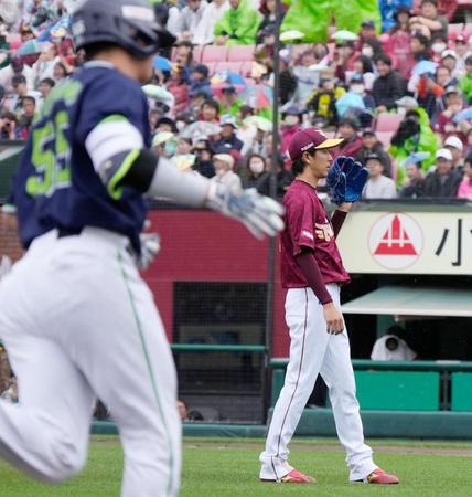 　１回、村上（手前）に２ランを浴びた岸