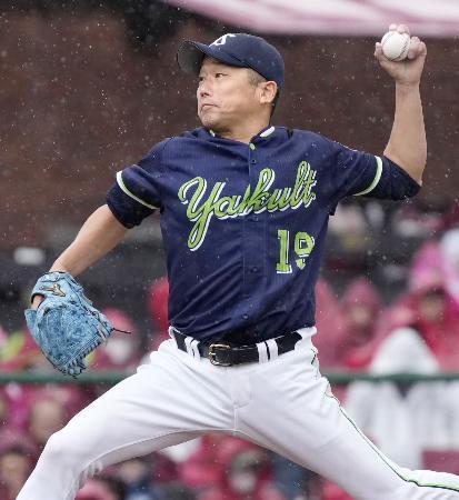 　完封で今季初勝利を挙げたヤクルト・石川。新人年から２３年連続勝利としてプロ野球最長記録を更新した＝楽天モバイルパーク