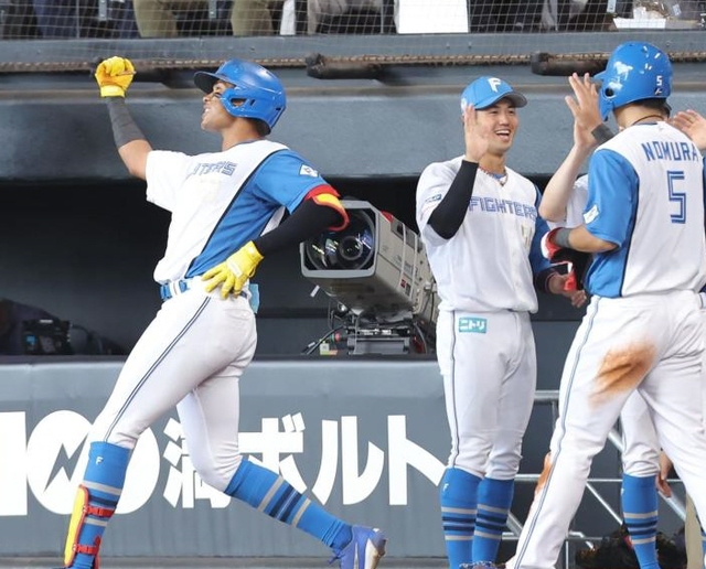 日本ハム・水谷 プロ1号で天に届けた「熱男」ポーズ「4年越しになっ