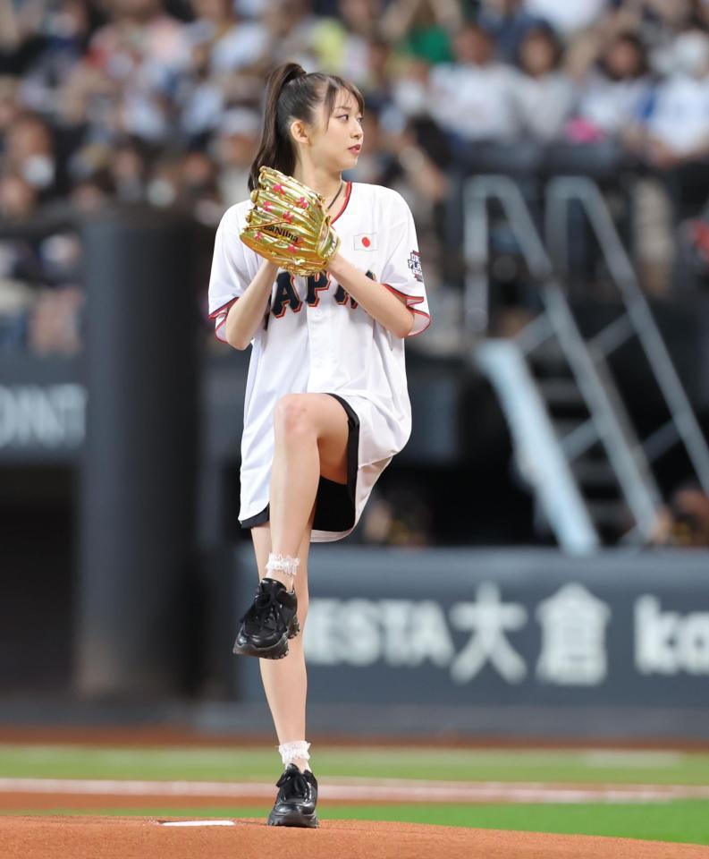 　糸井嘉男氏との一球勝負で投球するモーニング娘。’２４・牧野真莉愛（撮影・中島達哉）