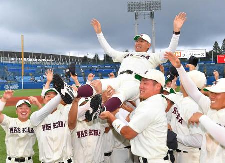 　優勝を決め胴上げされる早大・小宮山監督（撮影・持木克友）