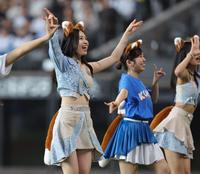 　ファイターズガールときつねダンスを踊るモーニング娘。’２４＝６月２日