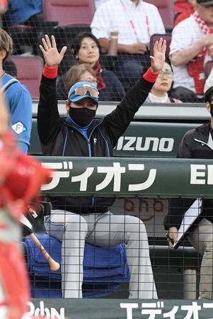 　４回、田宮の左前タイムリーに両手を挙げる新庄監督（撮影・市尻達拡）