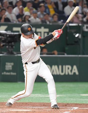 　３回、坂本は遊撃内野安打を放つ（撮影・佐藤厚）