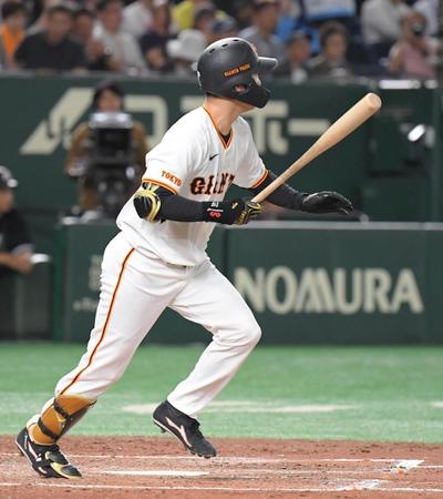 　３回、山崎伊は左前適時打を放つ（撮影・佐藤厚）