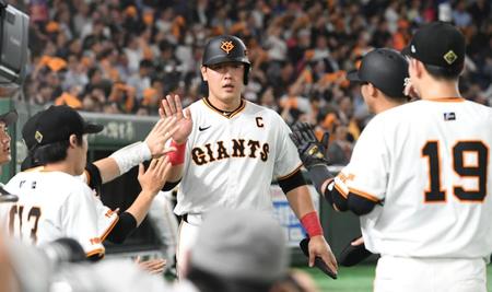 　３回、１イニングに２本の適時打を放ち、ナインに迎えられる岡本（中央）＝撮影・佐藤厚