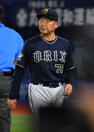 　７回、選手交代を告げる中嶋監督（撮影・持木克友）