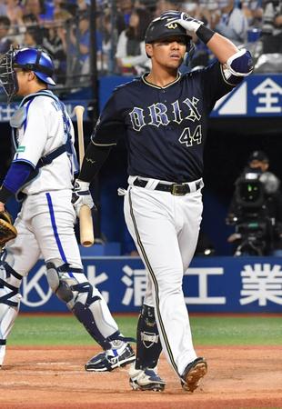 　８回、空振りの三振に倒れる頓宮（撮影・持木克友）