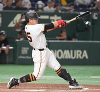 　７回、岡本は左線に２点適時二塁打を放つ（撮影・佐藤厚）