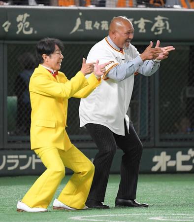 【写真】ラミレス氏がダンディ坂野と競演「喜んで！ゲッツ！」