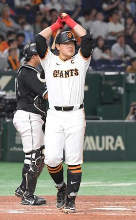 　６回、岡本和は見逃し三振に倒れる（撮影・佐藤厚