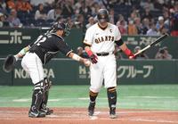 　８回、岡本和は空振り三振に倒れる（捕手・佐藤）＝撮影・佐藤厚