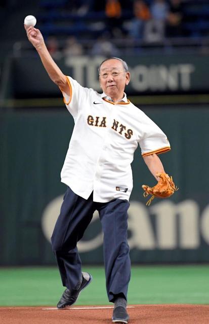 堀内恒夫氏76歳 背番号18で始球式、ダイナミックなフォームで