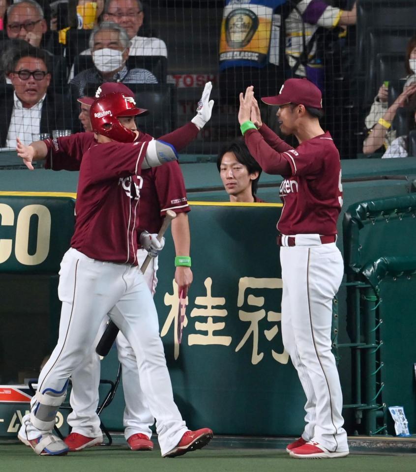 　今江監督とハイタッチを交わす小郷（撮影・飯室逸平）