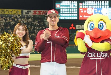 　笑顔でポーズをとる小郷