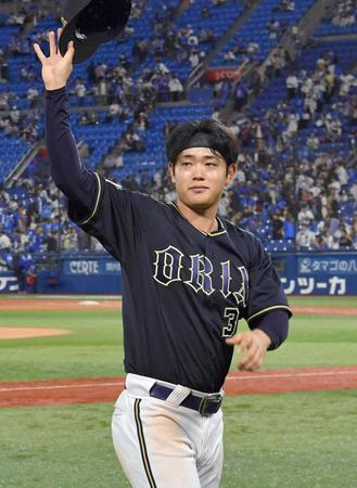 　ファンの声援に応える太田（撮影・持木克友）
