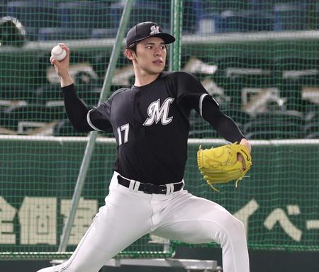 　調整する佐々木（撮影・金田祐二）