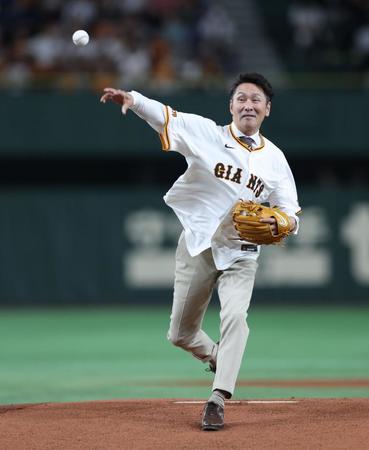 　ファーストピッチを務める元木大介氏（撮影・金田祐二）
