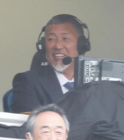 　中継ブースに座る清原和博さん