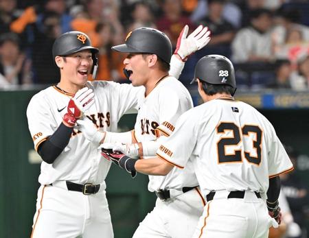 　２回、先制３ランを放ち二走坂本（左）と一走立岡（右）に迎えられる大城卓