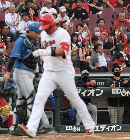 　１回、左越え２ランを放った末包の生還を見つめる新庄監督（撮影・市尻達拡）