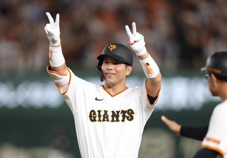 　４回、中前適時打を放ち、ベンチに向かって喜ぶ大城卓（撮影・金田祐二）