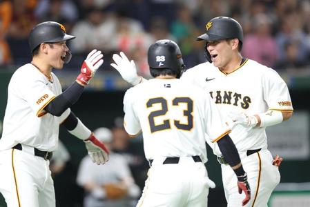 　２回、右越えに先制３ランを放ち、坂本らに迎えられる大城卓（撮影・金田祐二）