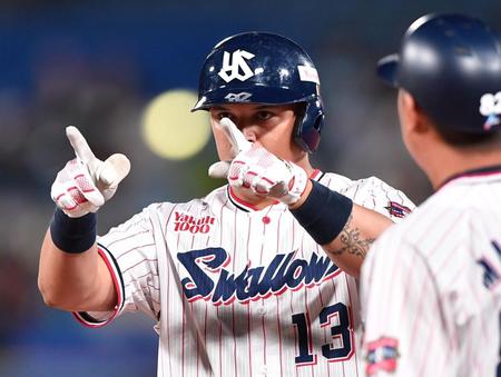 　８回、左前適時打を放ちポーズを決めるオスナ（撮影・開出牧）
