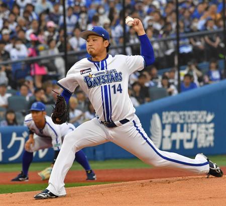 　力投する石田健（撮影・持木克友）