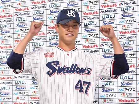 　今季２勝目を挙げ、お立ち台でガッツポーズを決める高橋奎（撮影・開出牧）