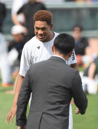 　侍ジャパン・井端監督にあいさつする万波（撮影・市尻達拡）