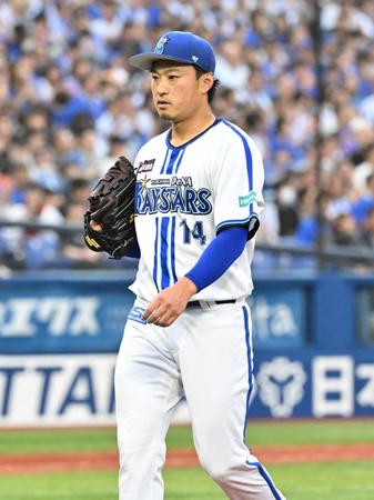 　１回の投球を終え、ベンチに戻る石田健
