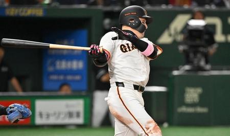 　６回、右前に２点打を放つ丸