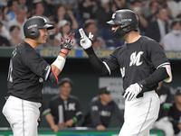 　４回、先制３ランを放ち佐藤（左）に迎えられるソト（撮影・佐藤厚）