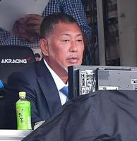 　試合前、スーツ姿で放送ブースに現れた清原和博氏（撮影・開出牧）