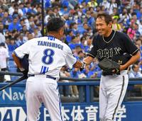 　ＯＢ１打席対決が終わり、握手を交わす谷繁元信氏（左）と野田浩司氏（撮影・持木克友）