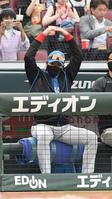 　１回、リクエスト判定の結果を受け、両手で丸をつくる新庄監督（撮影・市尻達拡）