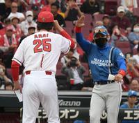 　メンバー表を交換しあいさつする新庄監督と新井監督（撮影・市尻達拡）