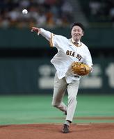 　ファーストピッチを務める元木大介氏（撮影・金田祐二）