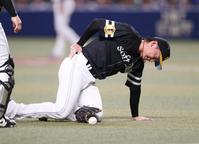 　３回、福永の打球を受け倒れ込む東浜