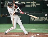 　６回、右前打を放つ坂本